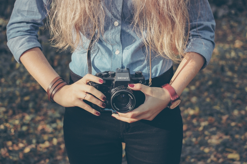 photographe-LES FERRES-min_hand-person-girl-woman-camera-photography-614-pxhere.com